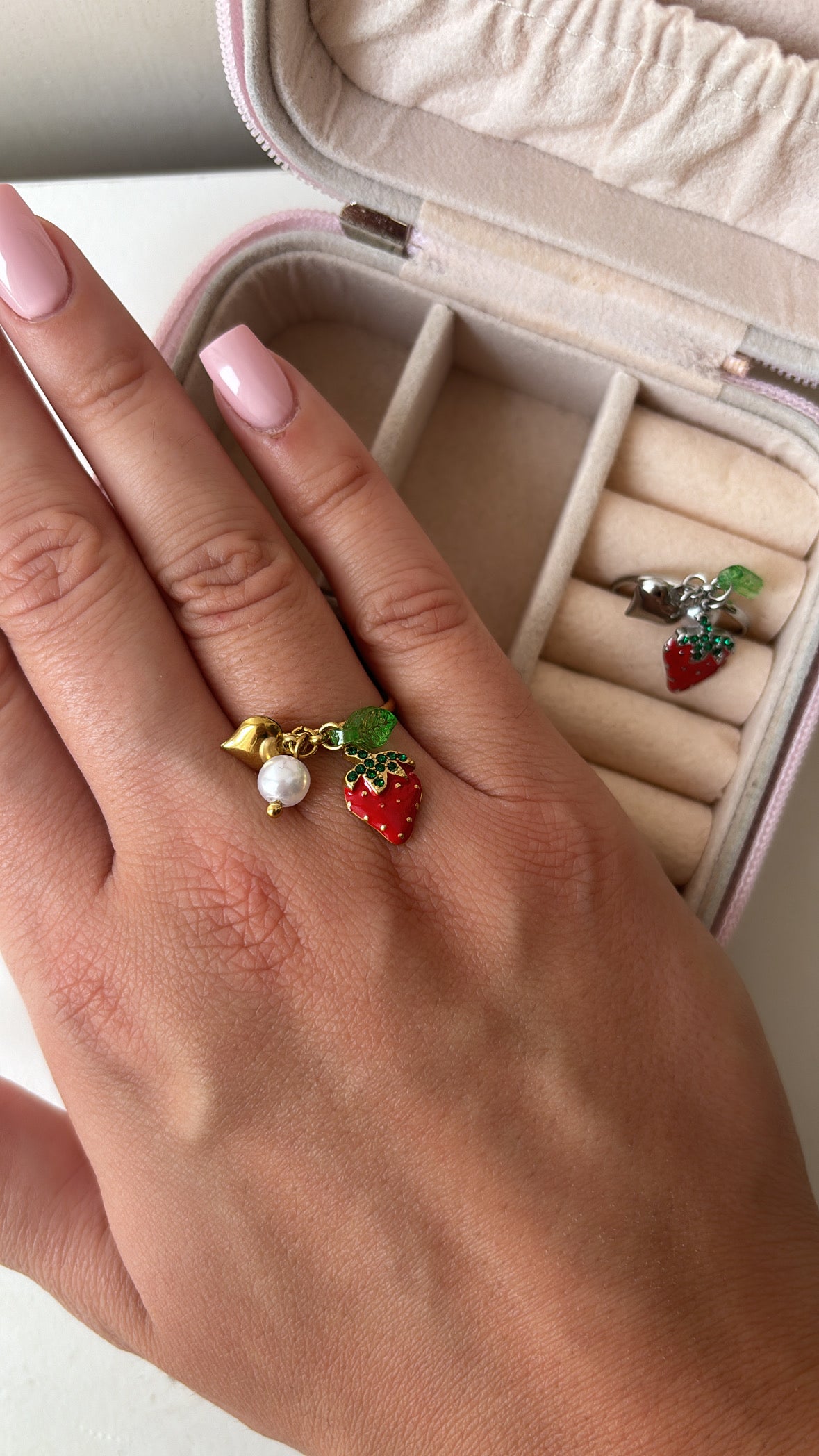 Anello fragolina con sonaglio