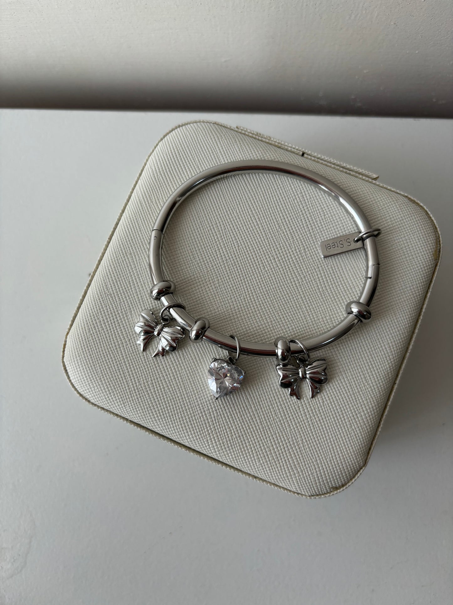 Bracciale rigido fiocchetti