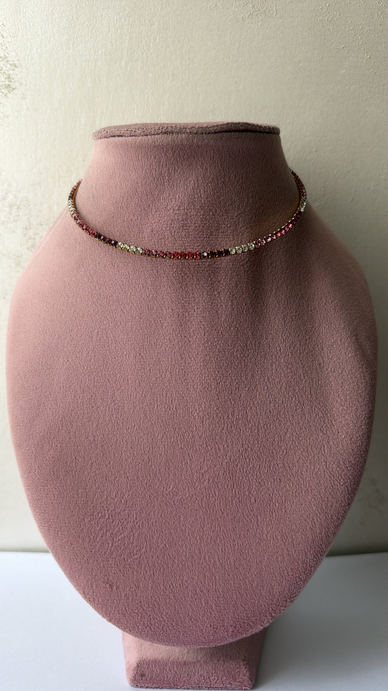Collana semirigida fucsia