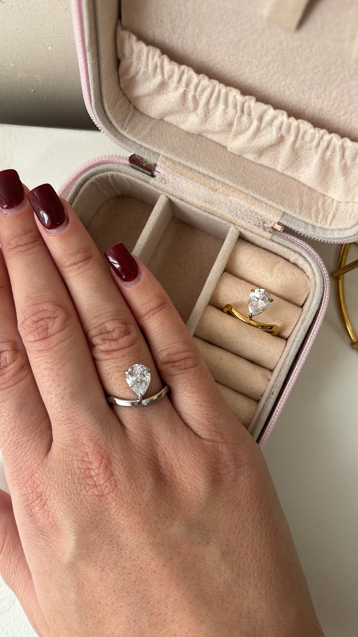 Anello solitario a goccia