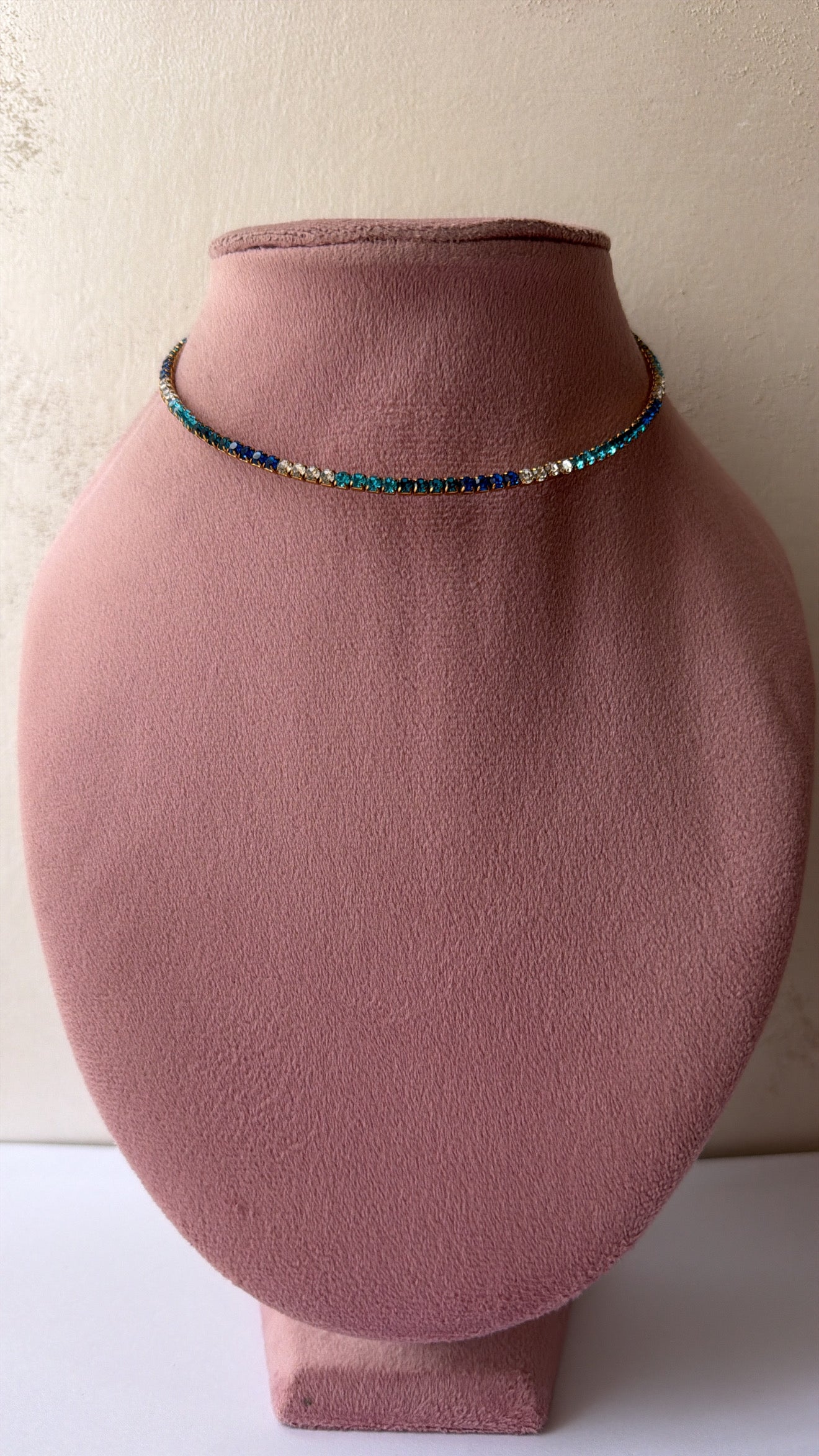 Collana semi rigida azzurra