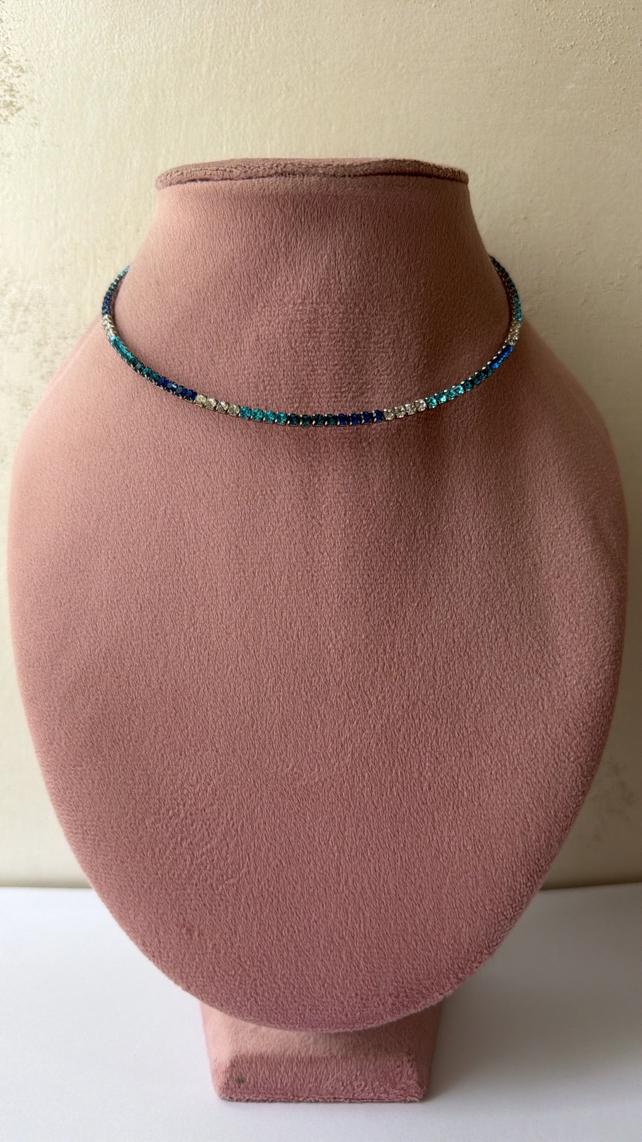 Collana semi rigida azzurra