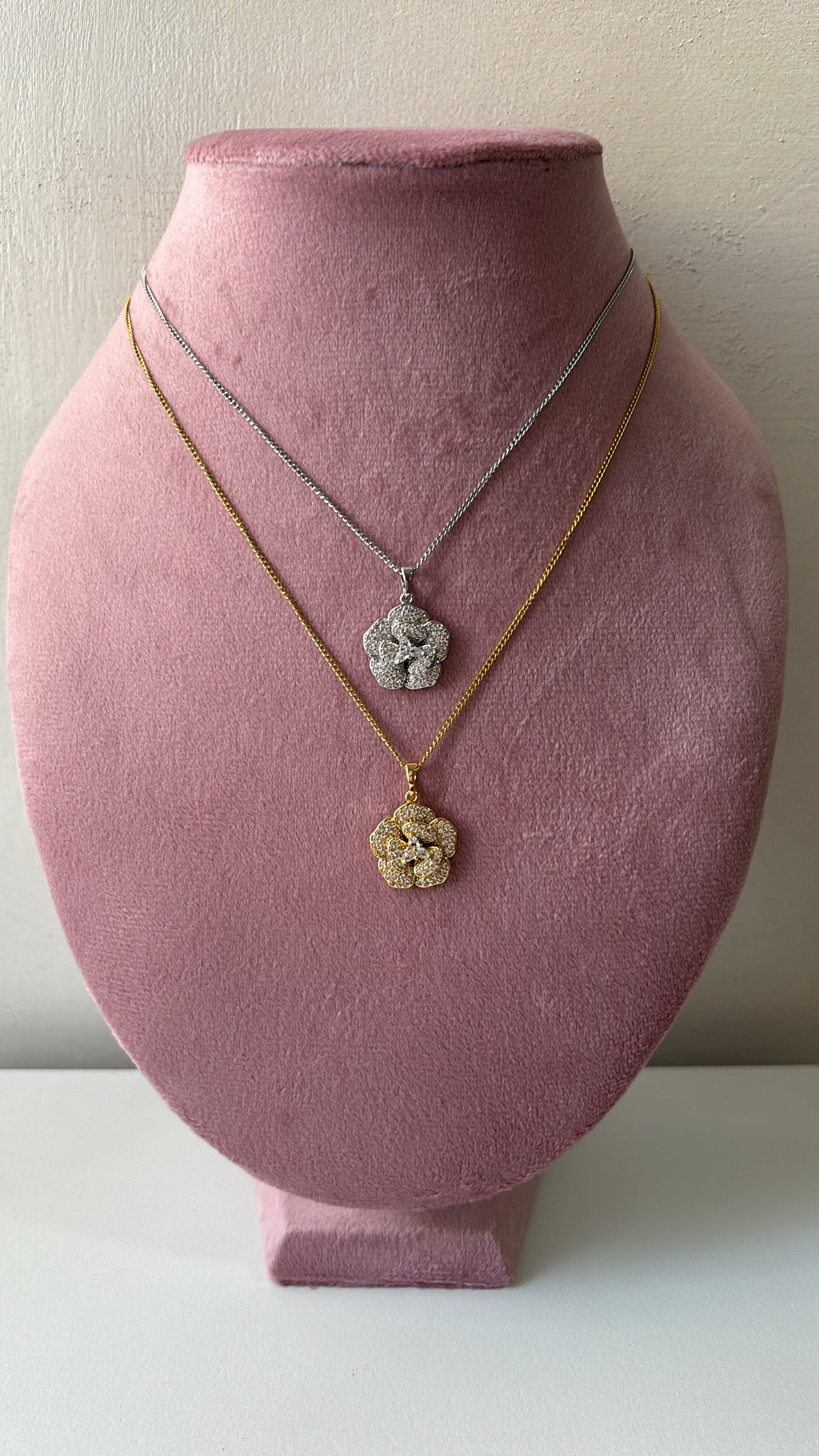 Collana camelia