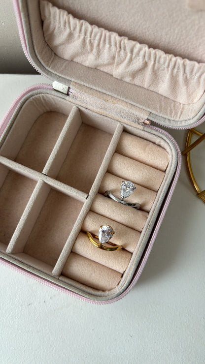 Anello solitario a goccia